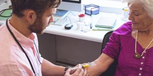 Vaccinazione antinfluenzale negli anziani per prevenire le complicazioni