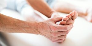 Piedi gonfi negli anziani: le cause e i rimedi da adottare