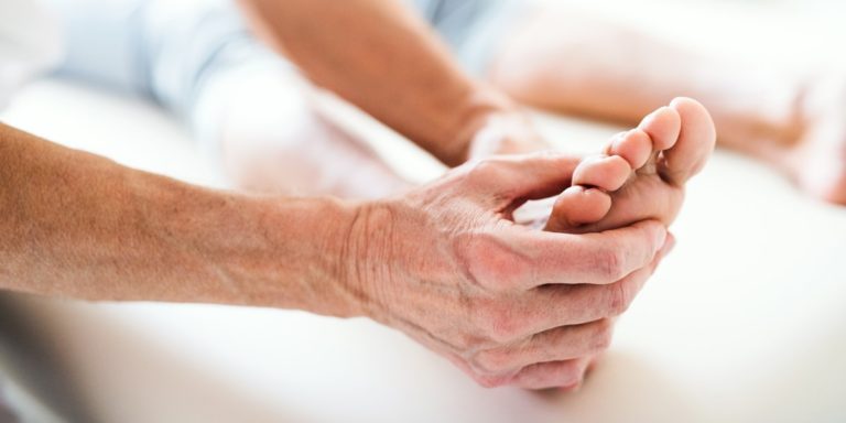 Piedi gonfi negli anziani: le cause e i rimedi da adottare