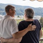 Operatore BeeCare offre supporto a persona anziana a domicilio