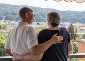 Operatore BeeCare offre supporto a persona anziana a domicilio