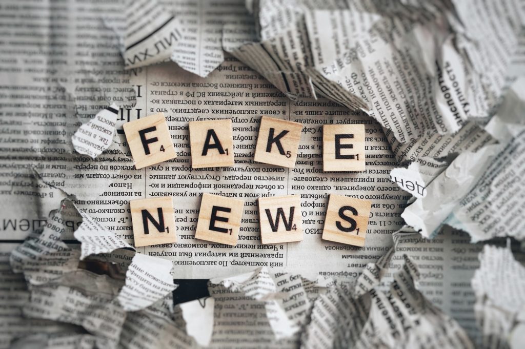 giornali con scritta fake news