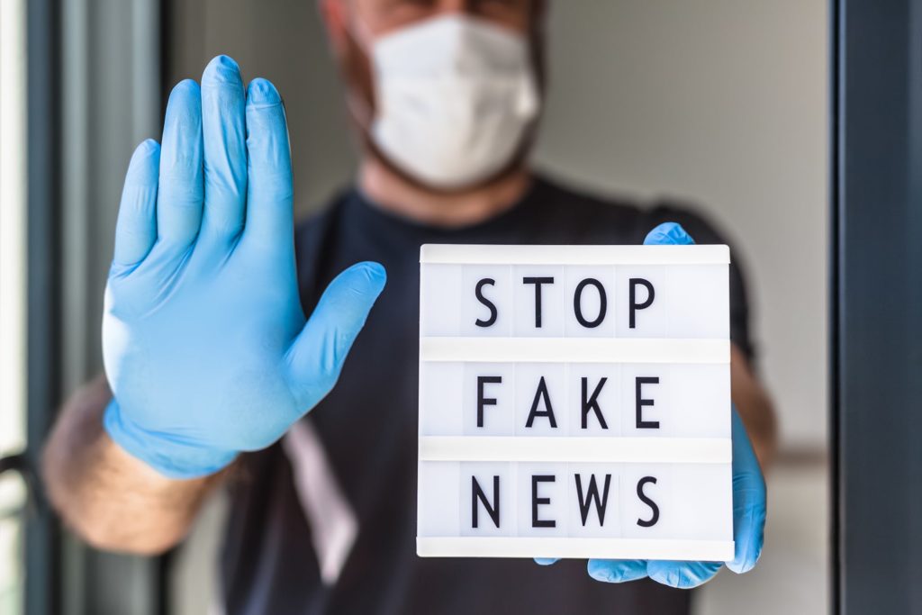 medico con cartello stop fake news